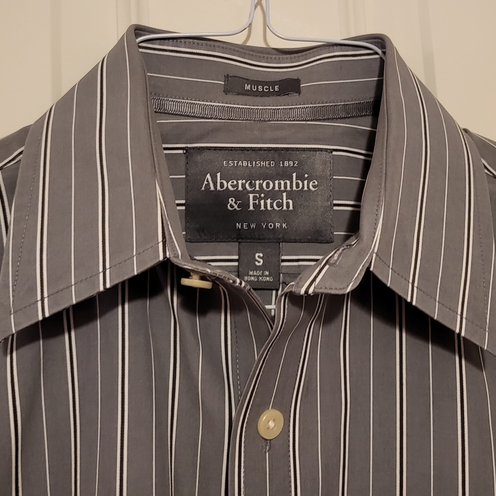 Abercrombie & Fitch Men's Muscle Fit Button Down Shirt
